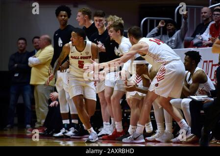 Muncie, Indiana, USA. Februar 2020. Die Ball State Bank schlägt die Hände mit Ball State Cardinals Guard ISHMAEL EL-AMIN (5), nachdem El-Amin in der Worthen Arena in Muncie erzielte. Kredit: Richard Sitler/ZUMA Wire/Alamy Live News Stockfoto