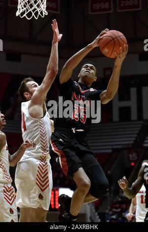 Muncie, Indiana, USA. Februar 2020. Die Huskies von Northern Illinois, die vor NATHAN SCOTT (25) stehen, fahren am Ball State Cardinals Forward KYLE MALLERS (14) vorbei und punktet in der Worthen Arena in Muncie. Kredit: Richard Sitler/ZUMA Wire/Alamy Live News Stockfoto