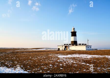 Notoromisaki-Leuchtturm am Kap Notoro im Winter, Abashiri, Hokkaido, Japan Stockfoto