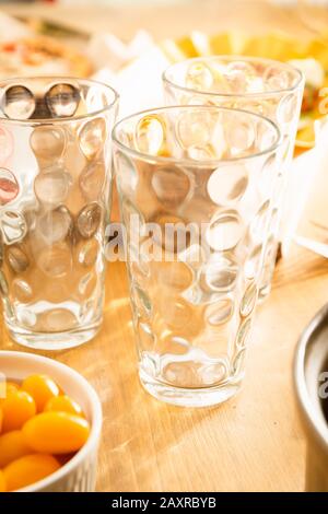 Konzept der freundlichen Familienabendessen Party-Vorbereitung. Warmes Licht, geringe Schärfentiefe. Vertikal Stockfoto