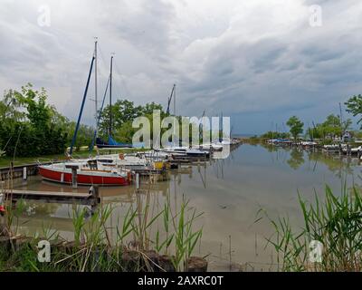 Gewundener Sturm über den Hafen und das Lido von Illmitz Neusiedler See bei Illmitz im Nationalpark Neusiedler See, im burgenländischen Österreich Stockfoto