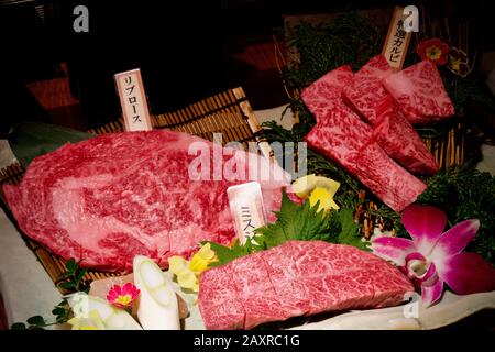 Teller mit rohem Kobe Rindfleisch in einem Yakuniku Restaurant in Tokio, Japan Stockfoto