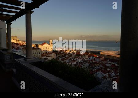 Blick auf die Alfama von Lissabon vom Aussichtspunkt Miradouro de Santa Luzia, Lissabon, Portugal Stockfoto