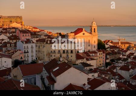 Blick auf die Alfama von Lissabon vom Aussichtspunkt Miradouro de Santa Luzia, Lissabon, Portugal Stockfoto