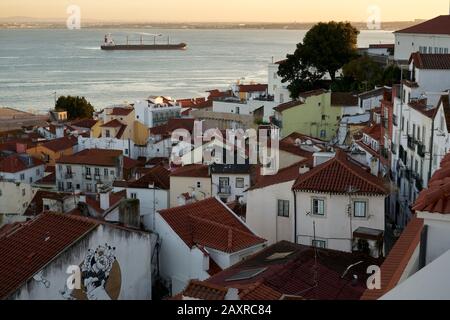 Blick auf die Alfama von Lissabon vom Aussichtspunkt Miradouro de Santa Luzia, Lissabon, Portugal Stockfoto