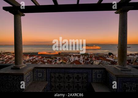 Blick auf die Alfama von Lissabon vom Aussichtspunkt Miradouro de Santa Luzia, Lissabon, Portugal Stockfoto