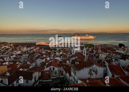 Blick auf die Alfama von Lissabon vom Aussichtspunkt Miradouro de Santa Luzia, Lissabon, Portugal Stockfoto