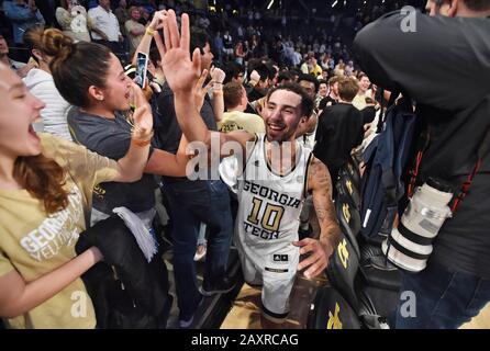 Atlanta, GA, USA. Februar 2020. Georgia Tech Guard Jose Alvarado feiert mit Fans, nachdem er Louisville in einem NCAA College-Basketballspiel im McCamish Pavilion in Atlanta, GA, geschlagen hat. Austin McAfee/CSM/Alamy Live News Stockfoto