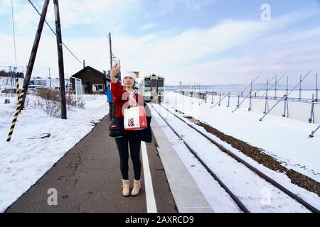 Touristen, die selfie an der schneebedeckten Kitahama-Station, Abashiri, Hokkaido, Japan, nehmen Stockfoto