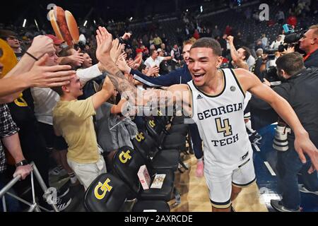 Atlanta, GA, USA. Februar 2020. Georgia Tech Forward Jordan Usher feiert mit Fans, nachdem er Louisville in einem NCAA College-Basketballspiel im McCamish Pavilion in Atlanta, GA, geschlagen hat. Austin McAfee/CSM/Alamy Live News Stockfoto