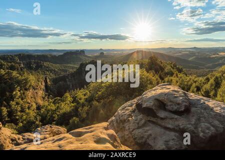 Blick vom Carola-Felsen auf die Schrammsteine bei Sonnenuntergang, Elbsandsteingebirge, Sächsischen Schweiz, Sachsen, Deutschland Stockfoto