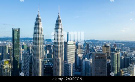 Kuala LUMPUR, MALAYSIA - 1. FEBRUAR 2019: Stadtbild von Kuala Lumpur einschließlich Petronas Towers Stockfoto