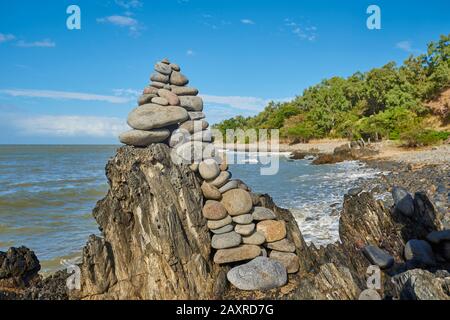 Steine, Cairn am Strand, zwischen Cairns und Port Douglas im Frühling, Queensland, Australien Stockfoto