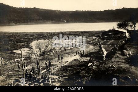 1930 Ca, LAGO di NEMI, Latium, ITALIEN: Die archäologische Fundstelle mit der Entdeckung alter Überreste des Rumpfes eines der beiden römischen Schiffe des römischen Kaiser Caligula im 1. Jahrhundert n. Chr. Foto von Guido Bernardi, Genzano di Roma . 1929 - 1932 aus dem Seerücken geborgen, wurden die Schiffe von Mehreren Granaten der United States Army gegen 20 Uhr zerstört, was wenig Schaden angerichtet hatte, aber der deutsche Nazi war 1944 im zweiten Weltkrieg mit Feuer im Museum. Der Tag 31. Mai. - BOOT - ROMA - ALTEM ROM - ITALIEN - LAGO - SEE - FOTO STORICHE - GESCHICHTE - ROM - ARCHEOL Stockfoto