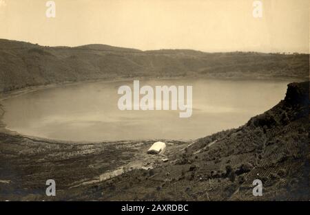 1930 Ca, LAGO di NEMI, Latium, ITALIEN: Die archäologische Fundstelle mit der Entdeckung alter Überreste des Rumpfes eines der beiden römischen Schiffe des römischen Kaiser Caligula im 1. Jahrhundert n. Chr. Foto von Guido Bernardi, Genzano di Roma . 1929 - 1932 aus dem Seerücken geborgen, wurden die Schiffe von Mehreren Granaten der United States Army gegen 20 Uhr zerstört, was wenig Schaden angerichtet hatte, aber der deutsche Nazi war 1944 im zweiten Weltkrieg mit Feuer im Museum. Der Tag 31. Mai. - BOOT - ROMA - ALTEM ROM - ITALIEN - LAGO - SEE - FOTO STORICHE - GESCHICHTE - ROM - ARCHEOL Stockfoto