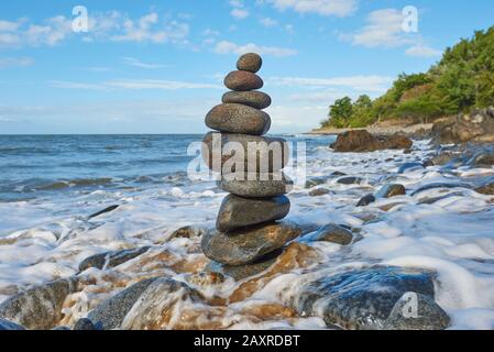 Steine, Cairn am Strand, zwischen Cairns und Port Douglas im Frühling, Queensland, Australien Stockfoto