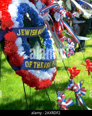 Nahaufnahme eines Gedenkkranzes, der von den Jewish war Veterans bei der Gedenkfeier in Setauket, New York, präsentiert wurde. Stockfoto