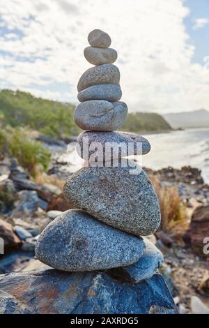 Steine, Cairn am Strand, zwischen Cairns und Port Douglas im Frühling, Queensland, Australien Stockfoto