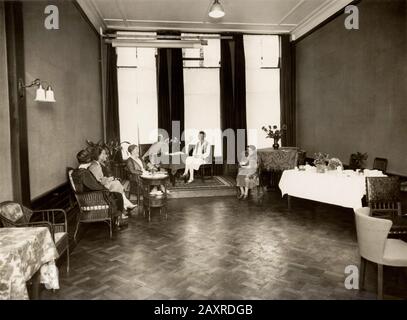 1930 Ca, AMSTERDAM, HOLLAND: Die niederländische Suffraggistin, Feministin und Pazifistin ROSETTE Rosa MANUS (* zwischen 1881 und 1942 in Nederlandsche Vrouwenclub (* 1924 in Dutch Women Club) mit C.D.E. Lien KLEINHOONTE ( 2. Von rechts). Manus, geboren in einer reichen jüdischen Familie Amsterdams im Tabakhandel, wurde im august 1941 von Nazisten verhaftet und nach Deutschland abgeschoben. Sie wurde im Oktober 1941 in das Konzentrationslager von Ravenbrück verlegt und wurde im Jahr 1942 in Bernburg in der NS-Euthanasieanstalt in einem separaten Flügel des staatlichen Sanatoriums und Der Psychischen Klinik vergast. - OLOCAUSTO - OLOCAUST - Stockfoto