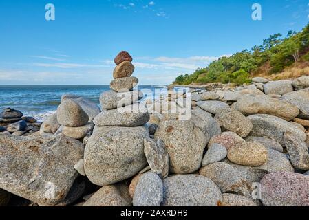 Steine, Cairn am Strand, zwischen Cairns und Port Douglas im Frühling, Queensland, Australien Stockfoto