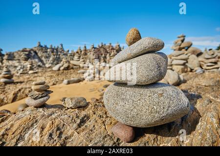 Steine, Cairn am Strand, zwischen Cairns und Port Douglas im Frühling, Queensland, Australien Stockfoto