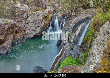 Small Millstream Falls an einem regnerischen Tag im Atherton Tableland im Frühling, Queensland, Australien Stockfoto