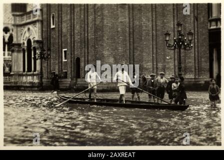 1925 c , VENEDIG, ITALIEN: Die Basilika San Marco, der Campanile unter dem Hochwasser. Foto des unbekannten Fotografen, Ausgabe A. Traldi, Mailand . - VENEDIG - KATHEDRALE VON SAINT MARK - CHIESA CATTOLICA - ALTA MUSEA - FLUT - KATHOLISCHE KIRCHE - RELIGION - RELIGIONE - VENEDIG - VENETO - ITALIA - FOTO STORICHE - GESCHICHTE - GEOGRAFIA - GEOGRAPHIE - ARCHITETTURA - ARCHITEKTUR - KUNST - ARTE - NOVECENTO - 900 '900 - VENETIEN - SAINT MARK - Markusdom der Kirche - turismo - Tourismus - Turisti - Touristen - ACQUA ALTA - INONDAZIONE - HOCHWASSER - Stute - Meer - Archivio GBB Stockfoto