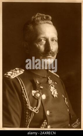 1913 Ca, Frankfurt, Deutschland: Der Kaiser WILHELM II. ( Guglielmo II. ), DIE STADT (* 1859; † 1941). Foto von VOIGT, Frankfurt am Main . - GESCHICHTE - FOTO STORICHE - imperatore - Germania - Preßburg - REALI - ROYALE - nobiltà - Adel - Porträt - Ritratto - PRESSBURG - GERMANIEN - ROYALE - unique divisa militare - Militäruniform -- Archivio GBB Stockfoto