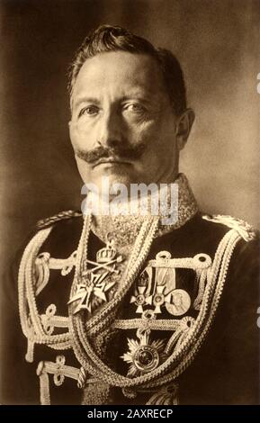 1914 Ca, Potsdam, Deutschland: Kaiser WILHELM II. ( Guglielmo II. ), (* 1859; † 1941). Foto von Selle-Kuntze-Niederastroth, Potsdam . - GESCHICHTE - FOTO STORICHE - imperatore - Germania - Preßburg - REALI - KÖNIGTUM - nobiltà - Adel - Porträt - Ritratto - Schnurrbart - Baffi - PRESSBURG - GERMANIEN - KÖNIGTUM - unique divisa militare - Militäruniform -- Archivio GBB Stockfoto