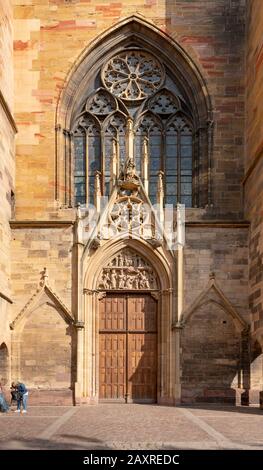 Frankreich, das Elsaß, Colmar, genannt Martinsmünster, die römische katholische (ehemalige) Kollegiatkirche Saint-Martin (Collégiale Saint-Martin) ist die dominierende Sackgasse Stockfoto