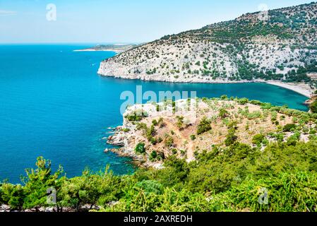 Thassos schöne Küste - weißer Sand, grüner Wald und türkisfarbenes Wasser. Stockfoto