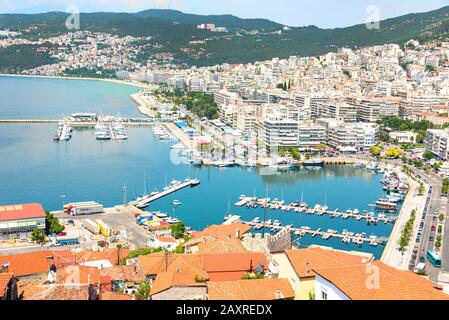 Kavala, Griechenland - 15. Juni 2019. Luftbild von der alten Festung in Kavala zum Hafen und der Bey Stockfoto