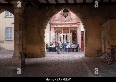 Frankreich, Elsaß, Colmar, Café in der Altstadt. Stockfoto