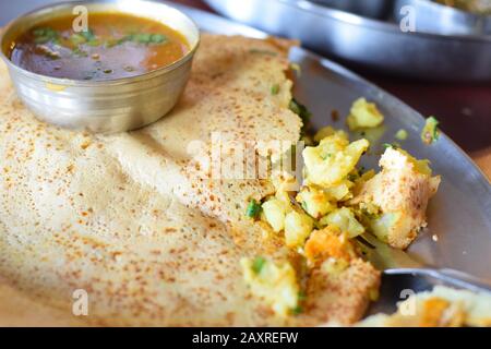 Masala Dosa mit Chutney Sambar auf einer Traditionellen Silberplatte Stockfoto