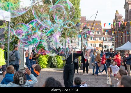 Frankreich, das Elsaß, Colmar, Straßenkünstler in der Markthalle. Stockfoto