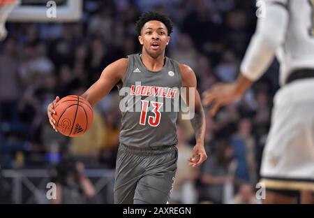 Atlanta, GA, USA. Februar 2020. Louisville Guard David Johnson untersucht das Gericht während der ersten Hälfte eines NCAA College-Basketballspiels gegen Georgia Tech im McCamish Pavilion in Atlanta, GA. Austin McAfee/CSM/Alamy Live News Stockfoto