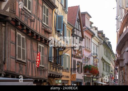 Frankreich, das Elsaß, Colmar, Häuserzeile in der Altstadt. Stockfoto