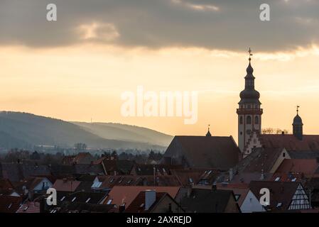 Deutschland, Baden-Württemberg, Karlsruhe, Landkreis Durlach, Stadtsilhouette im Backlight. Evangelische Stadtkirche und Rahaus. Stockfoto