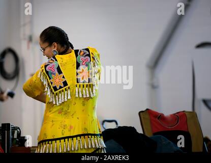 San Francisco, USA - 08. Februar 2020: Indianisches Mädchen aus heimischem Amerika, gekleidet in einem komplizierten, traditionellen Jindelkleid, das sich auf einen Tanz in einem Pulwow vorbereitet Stockfoto