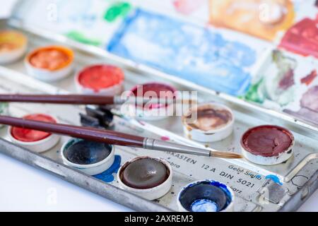 Altes Farbfeld auf weißem Hintergrund. Stockfoto