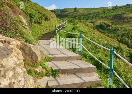 Nur wenige Schritte vom Steinstrand in der Nähe von Zarautz am Abend, Baskenland, Spanien Stockfoto