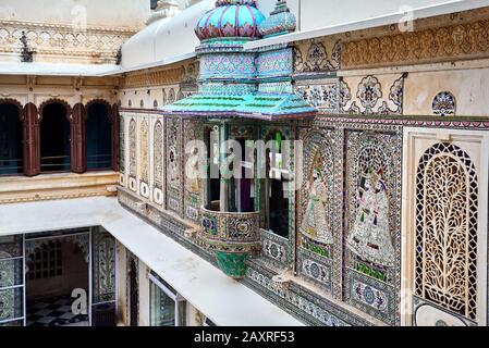 Balkon mit wunderschönem orientalischem Mosaik im Stadtpalastmuseum in Udaipur, Rajasthan, Indien Stockfoto
