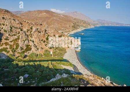 Landschaft von der Küste am Preveli-Strand und dem Palmenstrand an der Preveli-Lagune, auf Crete, Griechenland Stockfoto