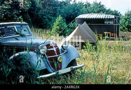 Camping Prerow auf der DARSS, vor Eagle Sportwagen, dahinter Zelt- und Karawanenmarke Eigenmarke Mecklenburg-Vorpommern, Deutschland Stockfoto