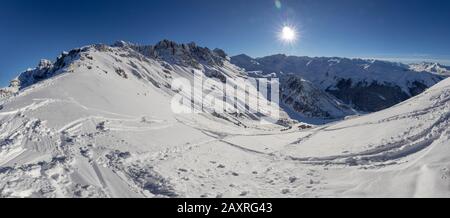 180 Grad Panorama vom Hoadl in der Axamer Lizum. Markant in der linken Bildmitte Kalkkögel. Stockfoto