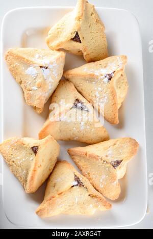 Purim Feiertag. Hamantaschen Plätzchen auf weißem Gericht, Nahaufnahme. Draufsicht. Stockfoto