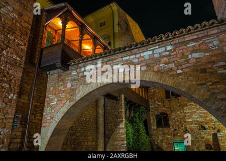 Nacht in Spello, Provinz Perugia, Umbrien, Italien Stockfoto