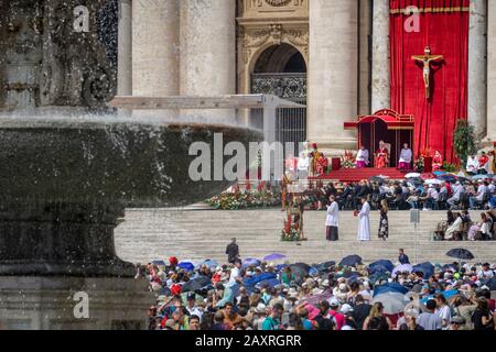 Pfingstmesse mit Papst auf dem Petersplatz, Rom, Latium, Italien Stockfoto