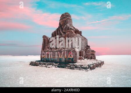 Die weltweit größte Salz flach, Salar de Uyuni in Bolivien, fotografiert bei Sonnenaufgang. Stockfoto