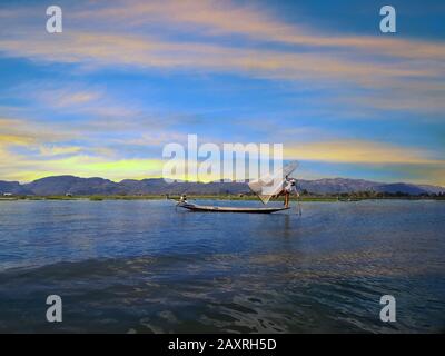 Intha-Fischer arbeiten am Morgen. August 2016 Standort von Inle Lake, Myanmar. Stockfoto